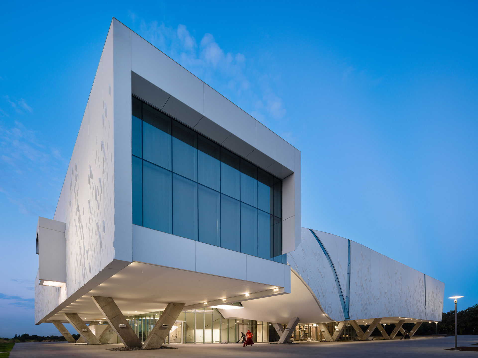Cantilevered Athenaeum & Entrance Exterior of the UT Dallas Athenaeum Phase 1, a cantilevered museum building designed for arts and performance.