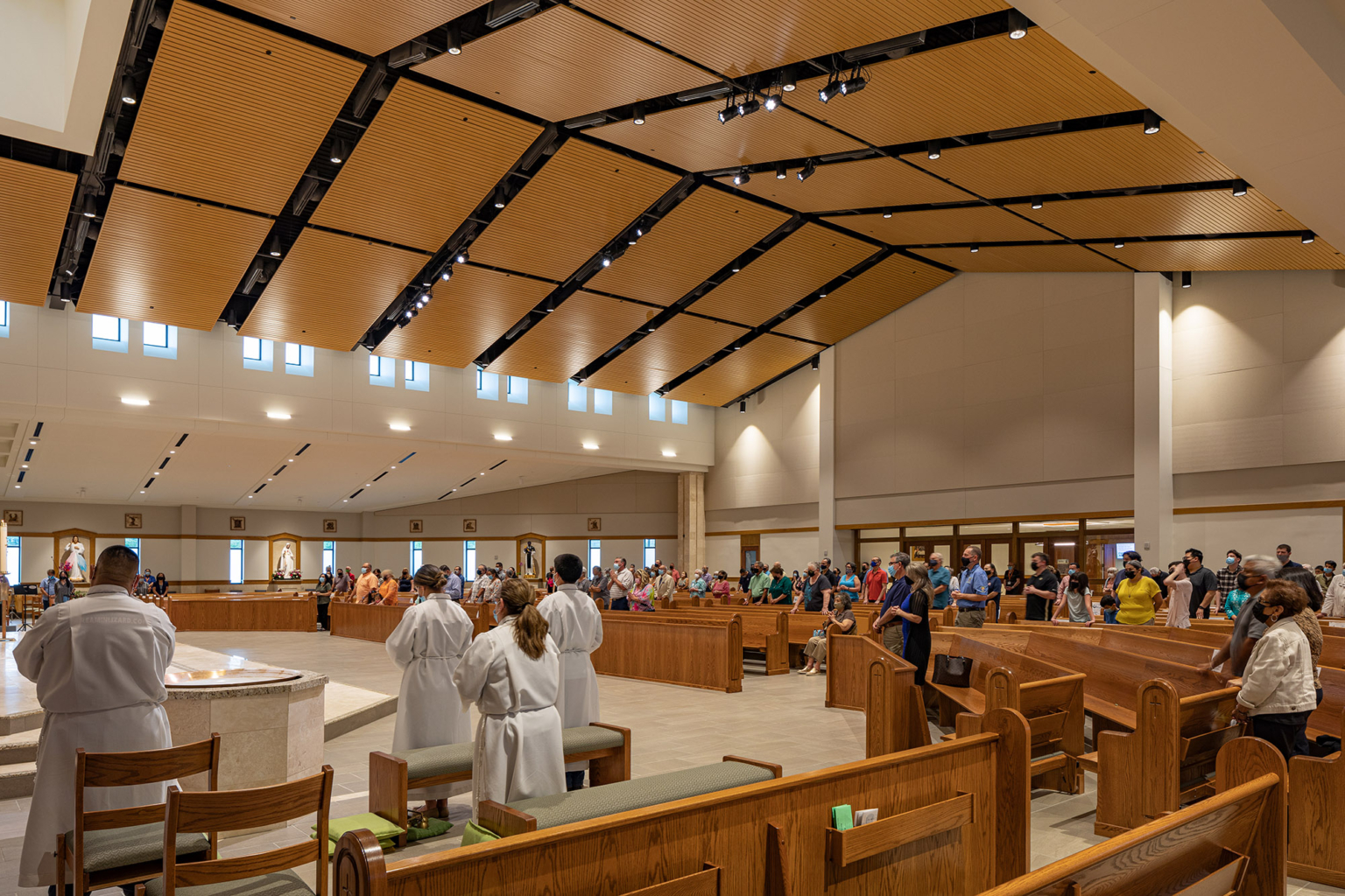 Side view of the nave’s transept, showing expansive ceiling design and uniform flooring.